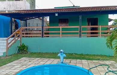 Imagem: A casa possui 2 Dormitórios, Acomodam 10 pessoas, 5 Vagas na