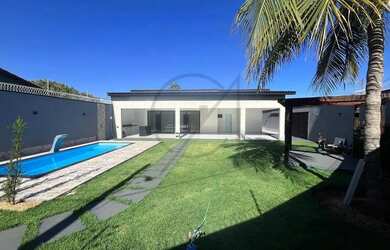 Imagem: A casa possui 3 Dormitórios, 3 Banheiros e 164m² de Área