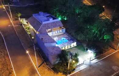 Imagem: A casa em condomínio possui 4 Dormitórios, 4 Banheiros, 5