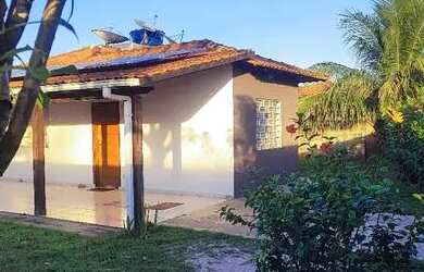 Imagem: A casa possui 4 Dormitórios, 2 Banheiros, 3 Vagas na garagem