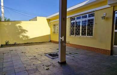 Imagem: A casa possui 3 Dormitórios, 3 Banheiros, 3 Vagas na garagem