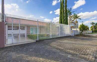 Imagem: A casa possui 3 Dormitórios, 3 Banheiros, 5 Vagas na garagem