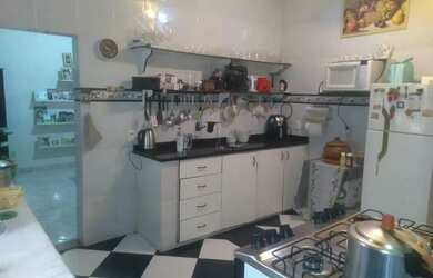 Imagem: A casa possui 3 Dormitórios, 2 Banheiros, 4 Vagas na garagem