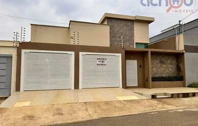 Imagem: A casa possui 3 Dormitórios, 3 Banheiros, 2 Vagas na garagem