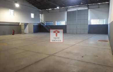 Imagem: O depósito possui 2 Vagas na garagem, 390m² de Área e está