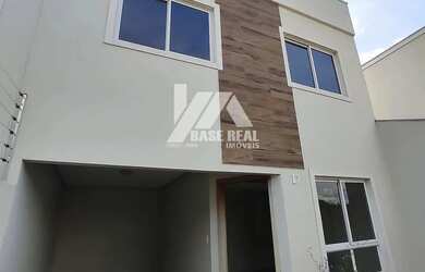 Imagem: A casa possui 3 Dormitórios, 2 Banheiros, 2 Vagas na garagem