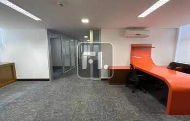 Imagem: O depósito possui 5 Vagas na garagem, 384m² de Área e está