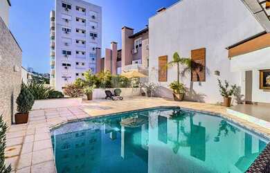 Imagem: A casa possui 4 Dormitórios, 5 Banheiros, 4 Vagas na garagem