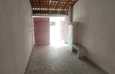 Imagem: A casa possui 1 Dormitório, 2 Banheiros, 1 Vaga na garagem