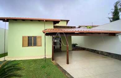 Imagem: A casa possui 3 Dormitórios, 3 Banheiros, 4 Vagas na garagem