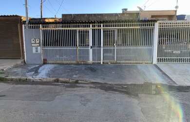 Imagem: A casa possui 2 Dormitórios, 1 Banheiro, 3 Vagas na garagem