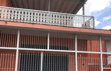 Imagem: A casa possui 4 Dormitórios, 1 Banheiro, 140m² de Área, Varanda