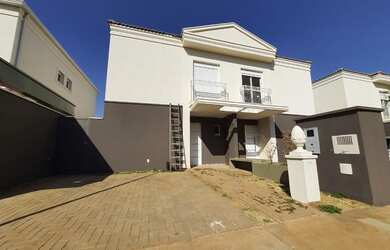 Imagem: A casa em condomínio possui 3 Dormitórios, 3 Banheiros, 2