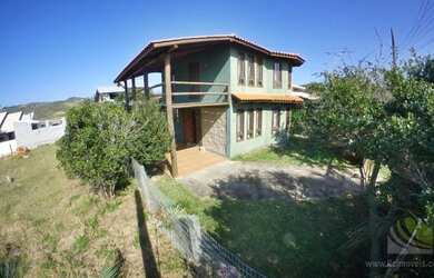 Imagem: A casa possui 3 Dormitórios, 2 Banheiros, 1 Vaga na garagem