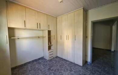 Imagem: A casa possui 3 Dormitórios, 3 Banheiros, 2 Vagas na garagem