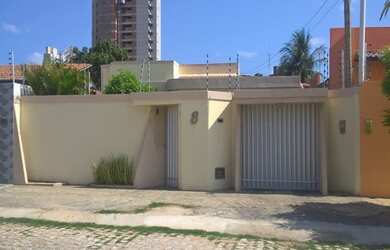 Imagem: A casa possui 3 Dormitórios, 2 Banheiros, 4 Vagas na garagem