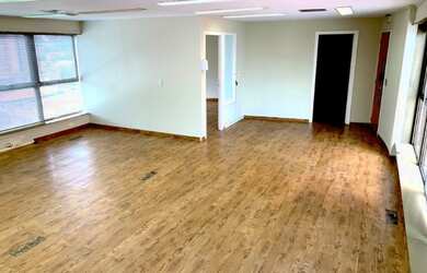 Imagem: O depósito possui 2 Vagas na garagem, 90m² de Área e está