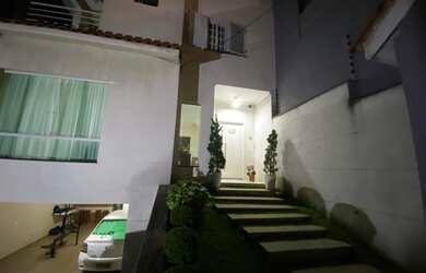 Imagem: A casa possui 3 Dormitórios, 5 Banheiros, 4 Vagas na garagem