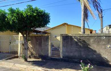 Imagem: A casa possui 4 Dormitórios, 1 Banheiro, 3 Vagas na garagem