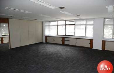 Imagem: O depósito possui 2 Vagas na garagem, 130m² de Área e está