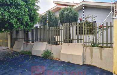 Imagem: A casa possui 3 Dormitórios, 1 Banheiro, 1 Vaga na garagem