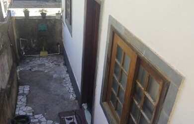 Imagem: A casa possui 2 Dormitórios e 1 Banheiro e está localizado