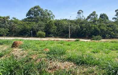 Imagem: O terreno à venda possui e está localizado em Loteamento