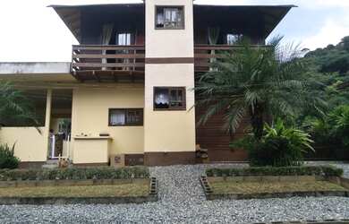 Imagem: A casa possui 4 Dormitórios, 2 Banheiros, 1 Vaga na garagem