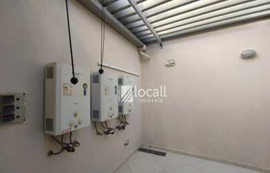 Imagem: A casa possui 4 Dormitórios, 5 Banheiros, 4 Vagas na garagem