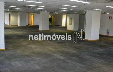 Imagem: O depósito possui 5 Vagas na garagem, 800m² de Área e está