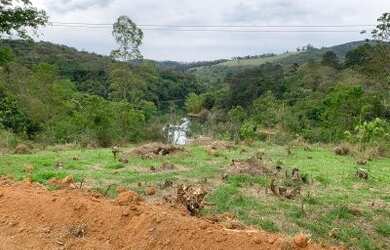 Imagem: O terreno possui 600m² de Área e está localizado em Centro