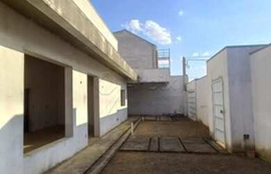 Imagem: A casa possui 3 Dormitórios, 4 Banheiros, 4 Vagas na garagem