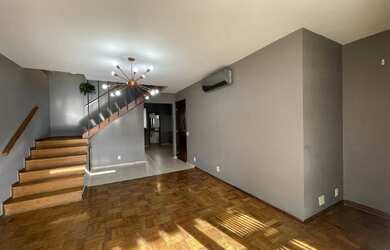 Imagem: A casa em condomínio possui 5 Dormitórios e está localizado