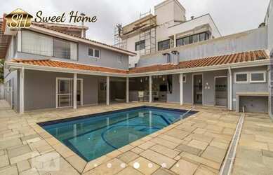 Imagem: A casa possui 4 Dormitórios, 5 Banheiros, 4 Vagas na garagem