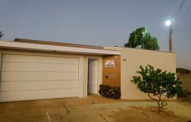 Imagem: A casa possui 3 Dormitórios, 2 Vagas na garagem, 170m² de