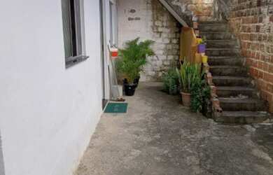 Imagem: A casa possui 3 Dormitórios e 1 Banheiro e está localizado