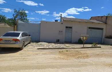 Imagem: A casa possui 2 Dormitórios, 1 Banheiro, 4 Vagas na garagem