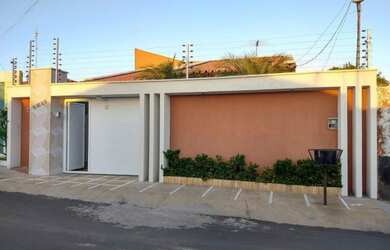 Imagem: A casa possui 3 Dormitórios, 2 Banheiros, 1 Vaga na garagem