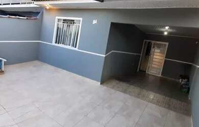 Imagem: A casa possui 3 Dormitórios, 1 Banheiro, 3 Vagas na garagem