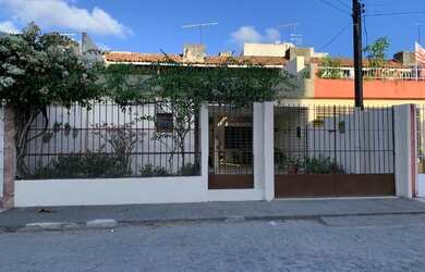 Imagem: A casa possui 4 Dormitórios, 3 Banheiros, 5 Vagas na garagem