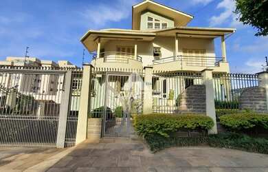 Imagem: A casa possui 5 Dormitórios, 1 Banheiro, 4 Vagas na garagem