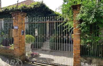 Imagem: A casa possui 5 Dormitórios, 3 Banheiros, 1 Vaga na garagem