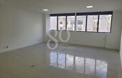 Imagem: O depósito possui 2 Vagas na garagem, 53m² de Área e está