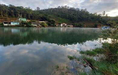 Imagem: A casa possui 4 Dormitórios, 2 Banheiros, 5 Vagas na garagem