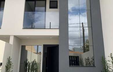 Imagem: A casa possui 3 Dormitórios, 3 Banheiros, 2 Vagas na garagem