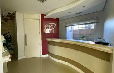 Imagem: O depósito possui 5 Vagas na garagem, 153m² de Área e está