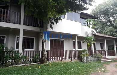 Imagem: A casa possui 4 Dormitórios, 5 Banheiros, 3 Vagas na garagem