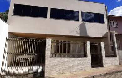 Imagem: A casa possui 5 Dormitórios, 3 Banheiros, 3 Vagas na garagem