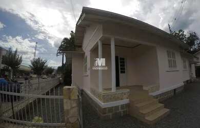 Imagem: A casa possui 1 Dormitório, 1 Banheiro, 1 Vaga na garagem