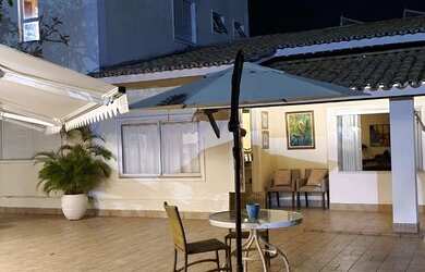 Imagem: A casa possui 4 Dormitórios, 5 Banheiros, 2 Vagas na garagem